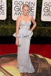 Malin Akerman con vestido plateado ajustado y volumen asimétrico en la cintura 
