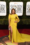 Jennifer Lopez con vestido de cola ancha en amarillo chillón de Giambattista Valli