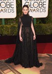 Emilia Clarke con vestido largo negro con transparencias y capa de Valentino 