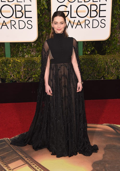 Emilia Clarke con vestido largo negro con transparencias y capa de Valentino 
