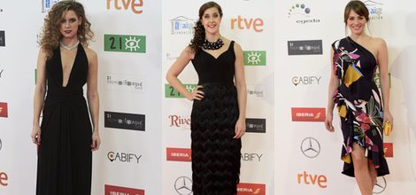 Manuela Vellés con vestido largo negro con escote vertical hasta la cintura