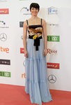 Bárbara Lennie con vestido de estética tradiconal inglesa con falda de tul azul y cuerpo con estampado