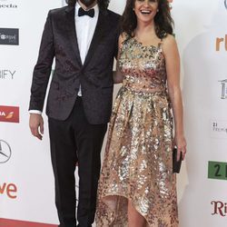 Melani Olivares con vestido nude y detalles plateados con falda asimétrica