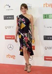 Andrea Duro con vestido midi negro con volantes asimétricos y estampados florales