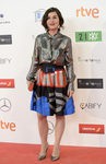 Nadia de Santiago con look futurista de camisa plateada y falda con manchas de color