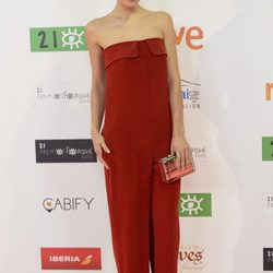 Ana Rujas con mono largo rojo palabra de honor