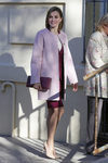La Reina Letizia con un abrigo rosa cuarzo