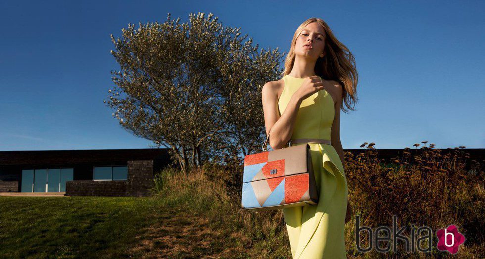 Anna Ewers bolso de inspiración Bauhaus en diferentes colores y vestido recto amarillo de Hugo Boss 