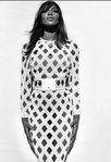 Naomi Campbell con vestido blanco largo ajustado de rejilla de Balmain para primavera/verano 2016