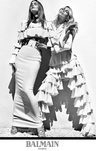 Cindy Crawford y Claudia Schiffer con conjuntos blancos con volantes de Balmain para primavera/verano 2016