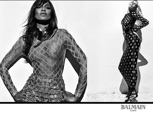 Naomi Campbell y Claudia Schiffer vestidos largos ajustados de rejilla negro y dorado de Balmain para primavera/verano 2016