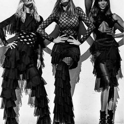 Claudia Schiffer, Cindy Crawford y Naomi Campbell con conjuntos negros de rejilla con volantes de Balmain para primavera/verano 2016