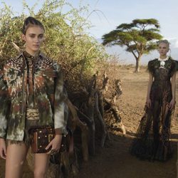 Cazadora de camuflaje psicodélico y vestido largo negro transparente para Valentino