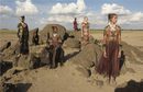 Vestidos túnica de tonalidades tierra con formas ondulantes de Valentino