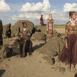 Vestidos túnica de tonalidades tierra con formas ondulantes de Valentino