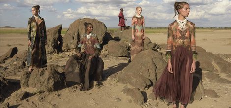 Vestidos túnica de tonalidades tierra con formas ondulantes de Valentino