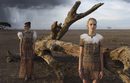 vestidos marrones con detalles geométricos con transparencias y plumas de Valentino