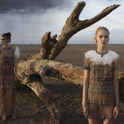 vestidos marrones con detalles geométricos con transparencias y plumas de Valentino