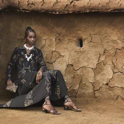 Vestido túnica negro con detalles dorados de Valentino