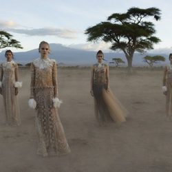 Vestidos largos ocres de tul con detalle blancos de Valentino