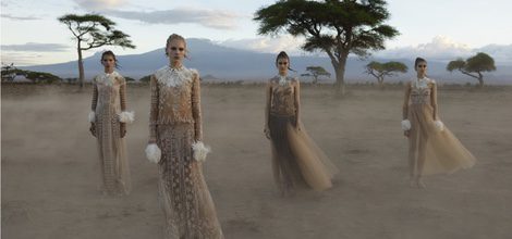 Vestidos largos ocres de tul con detalle blancos de Valentino