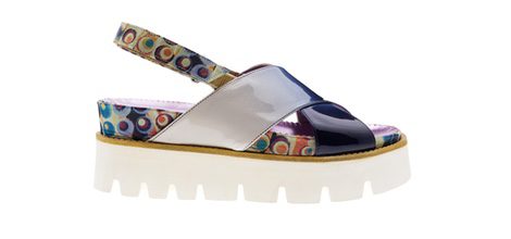 Sandalias planas con estampado psicodélico de colores de Úrsula Mascaró