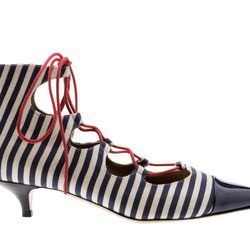 Stiletto de tacón bajo con estampado de rayas horizontales azules y blancas de Úrsula Mascaró