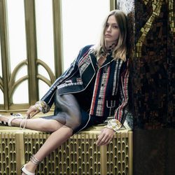 Shasa Pivovarova con blazer de rayas verticales de Prada