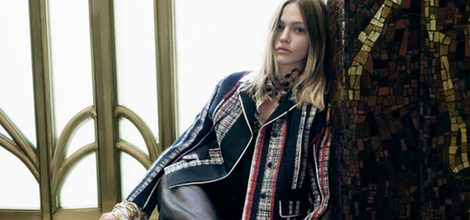 Shasa Pivovarova con blazer de rayas verticales de Prada