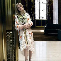 Natalia Vodianova con abrigo 3/4 blanco con detalles bordados de Prada