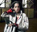 Yasmin Wijnaldum abrigo blanco y bolso mediano de cuero de Prada