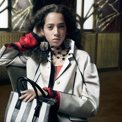 Yasmin Wijnaldum abrigo blanco y bolso mediano de cuero de Prada