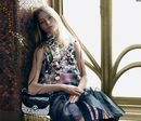 Shasa Pivovarova con vestido midi con estampado animal y detalles de Prada