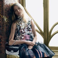Shasa Pivovarova con vestido midi con estampado animal y detalles de Prada