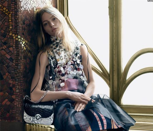 Shasa Pivovarova con vestido midi con estampado animal y detalles de Prada