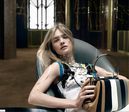 Natalia Vodianova con vestido blanco con detalles y bolso de Prada