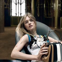Natalia Vodianova con vestido blanco con detalles y bolso de Prada