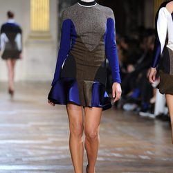 Natalia Vodianova con vestido ajustado y estampado geométrico de Stella McCartney 