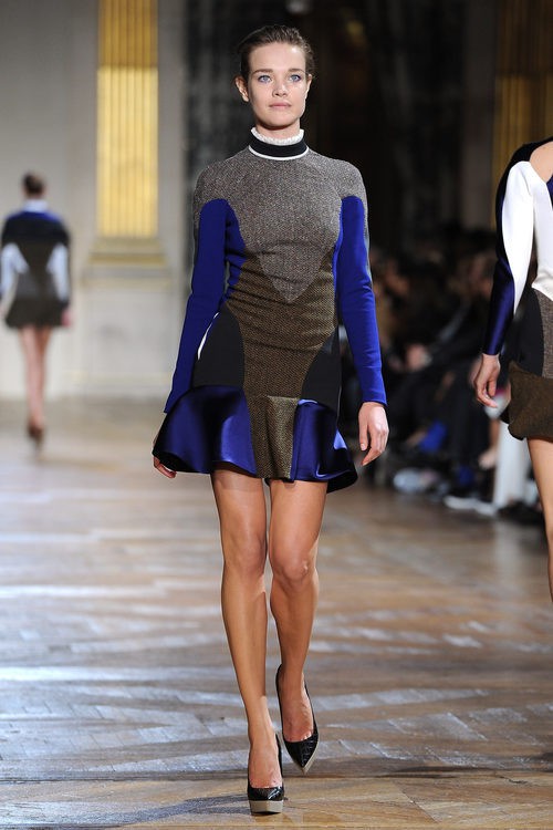 Natalia Vodianova con vestido ajustado y estampado geométrico de Stella McCartney 