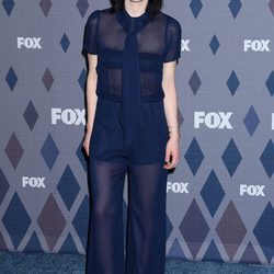 Carly Rae Jepsen con un mono largo de transparencias