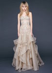 Vestido palabra de honor con cuerpo de encaje Chantilly en color champagne de Reem-Acra