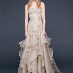 Vestido palabra de honor con cuerpo de encaje Chantilly en color champagne de Reem-Acra
