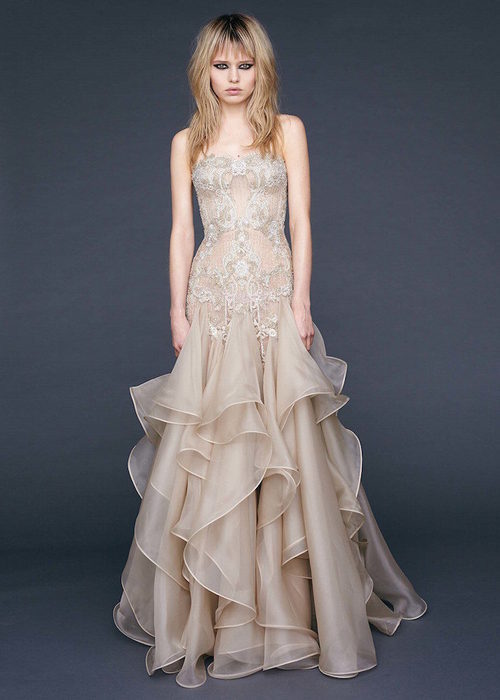 Vestido palabra de honor con cuerpo de encaje Chantilly en color champagne de Reem-Acra
