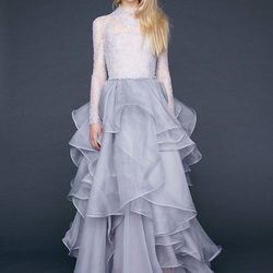 Vestido con encaje Chantilly y falda alta de gasa de Reem-Acra