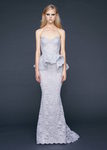 Vestido de cuerpo sirena con encaje Chantilly en gris claro de Reem-Acra