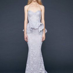 Vestido de cuerpo sirena con encaje Chantilly en gris claro de Reem-Acra