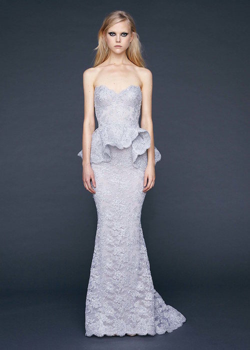 Vestido de cuerpo sirena con encaje Chantilly en gris claro de Reem-Acra