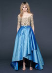 Vestido con cuello barca champagne y falda asimétrica azul de Reem-Acra