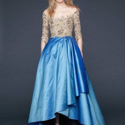 Vestido con cuello barca champagne y falda asimétrica azul de Reem-Acra