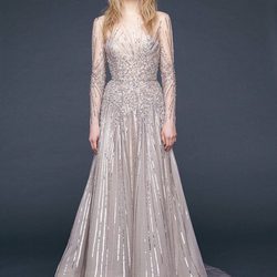 Vestido largo brilli brilli en champagne con falda de vuelo de Reem-Acra
